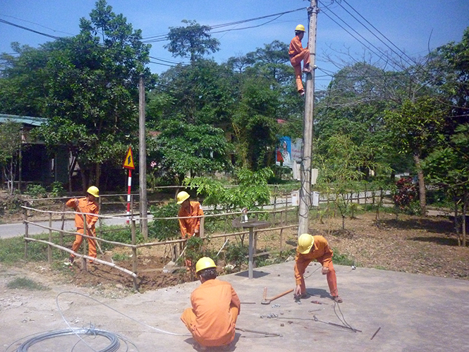  Đoàn viên thanh niên Công ty Điện lực Quảng Bình kiểm tra sửa chữa đường dây điện tại huyện Quảng Ninh.