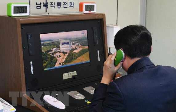Một quan chức liên lạc của Hàn Quốc kiểm tra đường dây nóng liên Triều tại khu vực An ninh chung ở làng đình chiến Panmunjom ngày 3-1-2018. (Nguồn: Yonhap/TTXVN)