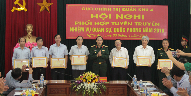 Đồng chí Thiếu tướng Trần Võ Dũng, Chính ủy Quân khu IV trao Bằng khen cho các tập thể có thành tích xuất sắc trong công tác phối hợp tuyên truyền nhiệm vụ quân sự - quốc phòng năm 2016-2017.
