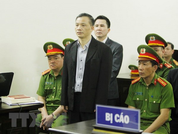 Bị cáo Nguyễn Văn Đài (đứng, trái) tại phiên tòa. (Ảnh: Lâm Khánh/TTXVN)