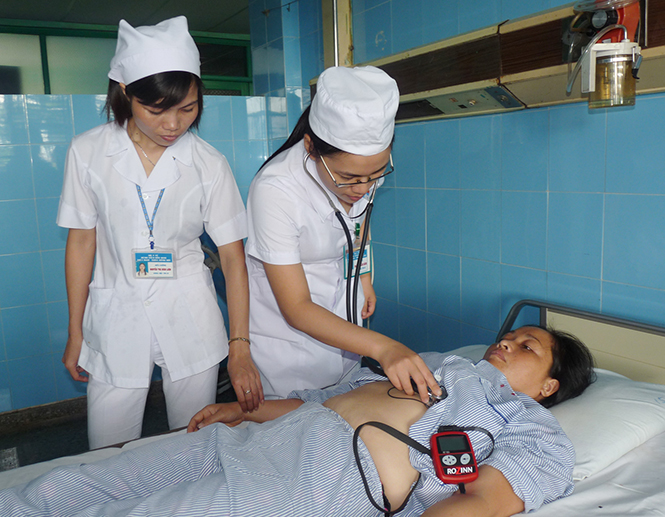  Y, bác sĩ Bệnh viện hữu nghị Việt Nam - CuBa Đồng Hới thăm khám cho bệnh nhân.  Ảnh: T.H