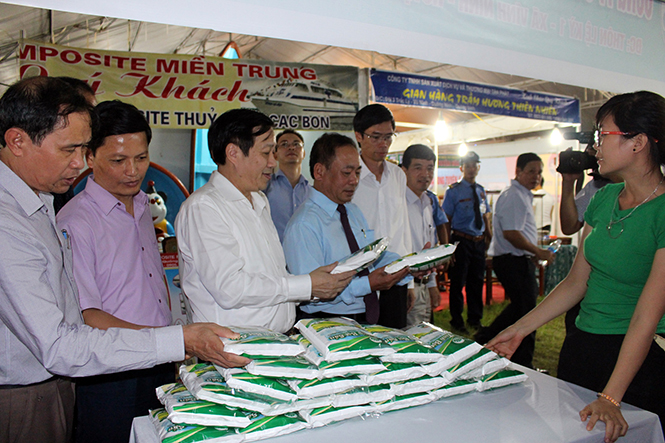 Sản phẩm tinh bột sắn Long Giang được trưng bày, quảng bá tại các hội chợ.