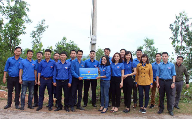 Đoàn viên, thanh niên Khối các cơ quan tỉnh thực hiện công trình thắp sáng đường quê ở xã Quảng Thạch, Quảng Trạch.