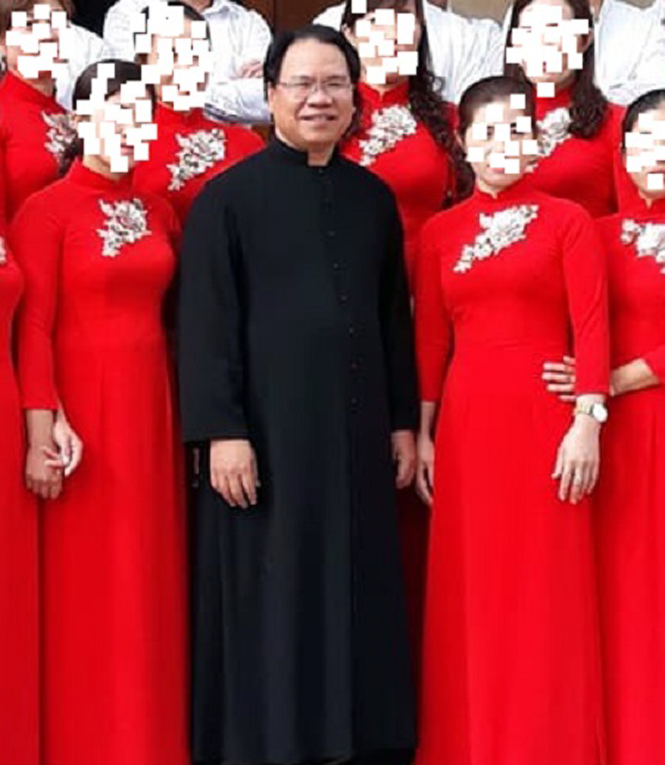 Linh mục Nguyễn Văn Hữu (áo đen) đang gieo nên sự phẫn uất trong quần chúng giáo dân Văn Phú với những việc làm trái đạo lý, trái pháp luật và không đúng chức phận của một linh mục.
