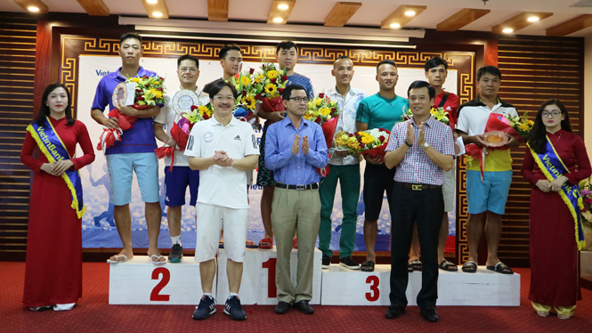 Ban tổ chức Giải quần vợt Tennimientrung.net Quảng Bình năm 2018 cho những đôi đạt giải nhất, nhì, ba.