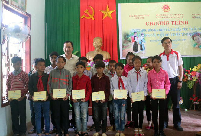 Đoàn công tác của Ban Chỉ đạo Trung ương sơ kết Nghị quyết 25 tặng quà cho các học sinh ở xã Thượng Hoá.