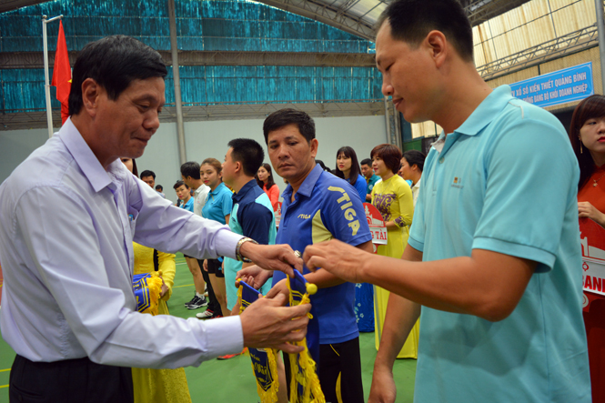 Đại diện lãnh đạo Ban Tuyên giáo Tỉnh ủy tặng cờ lưu niệm cho các đơn vị tham dự hội thao.
