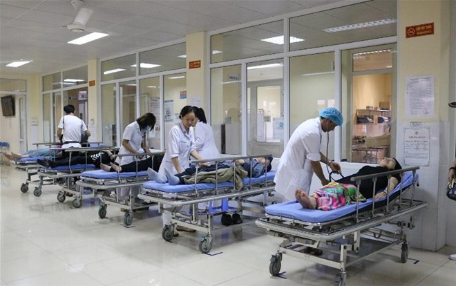 Cấp cứu cho các bệnh nhân tại bệnh viện Việt Nam-Thụy Điển. (Ảnh: Trung Nguyên/TTXVN)