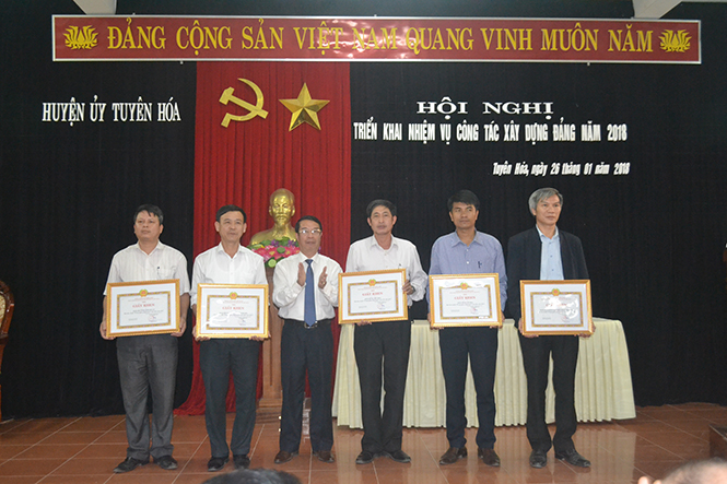 Lãnh đạo huyện Tuyên Hóa tặng giấy khen cho các tổ chức cơ sở Đảng đạt danh hiệu trong sạch vững mạnh năm 2017.