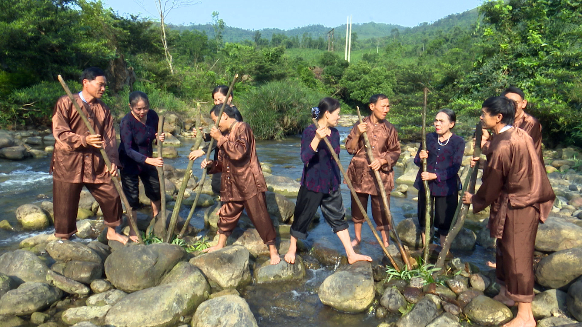  Hoạt cảnh hò thuốc cá trong Hội Rằm tháng Ba được tái hiện ở đoạn suốt chảy qua thác Bụt 