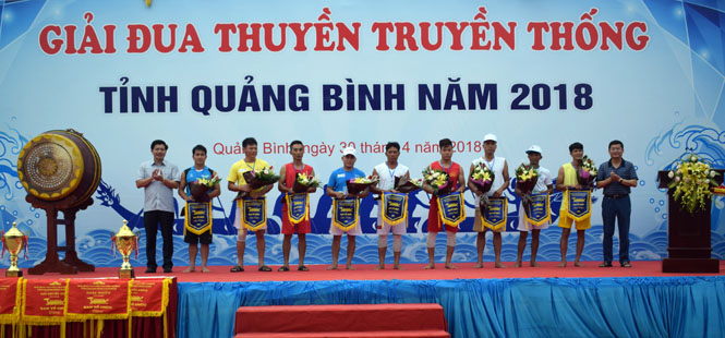 Ban tổ chức trao cờ lưu niệm cho các đội thuyền tham gia giải đua thuyền truyền thống tỉnh năm 2018