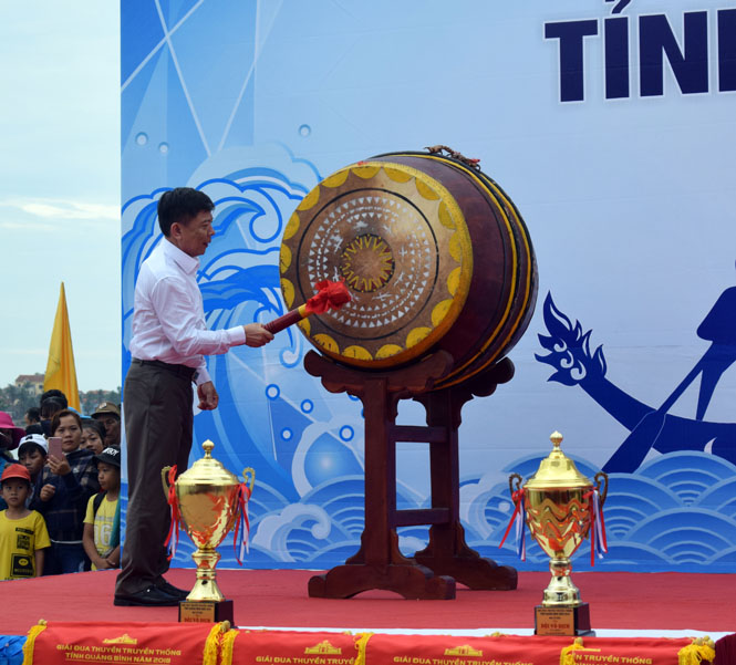 Đồng chí Nguyễn Hữu Hoài, Phó Bí thư Tỉnh ủy, Chủ tịch UBND tỉnh đánh trống khai mạc giải đấu 