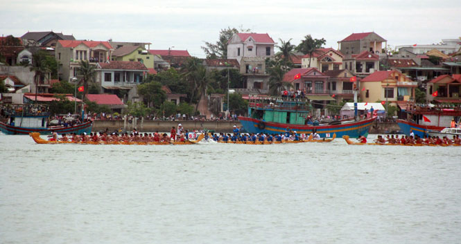 Các đội thuyền thi đấu quyết liệt trong các vòng thi