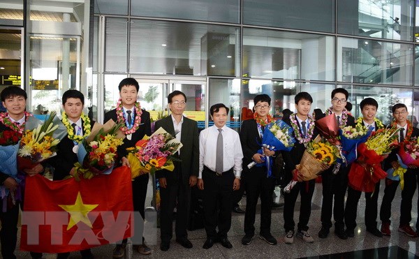 Đón đoàn học sinh tham dự kỳ thi Olympic Vật lý châu Á lần thứ 18. (Ảnh: TTXVN phát)