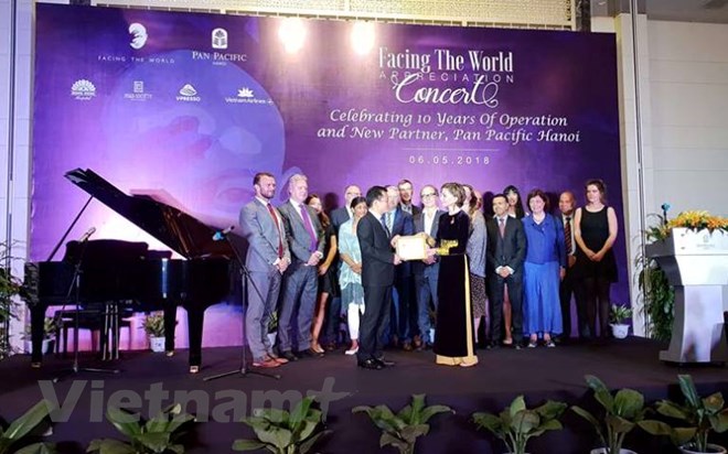  Đại diện Liên hiệp các tổ chức Hữu nghị Việt nam đã trao tặng Kỷ niệm chương tới bà Katrin Kandel - Giám đốc điều hành Facing the World. (Ảnh: PV/Vietnam+)