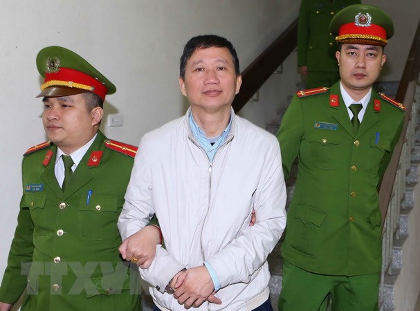 Cảnh sát dẫn giải bị cáo Trịnh Xuân Thanh về trại giam. (Ảnh: An Đăng/TTXVN)