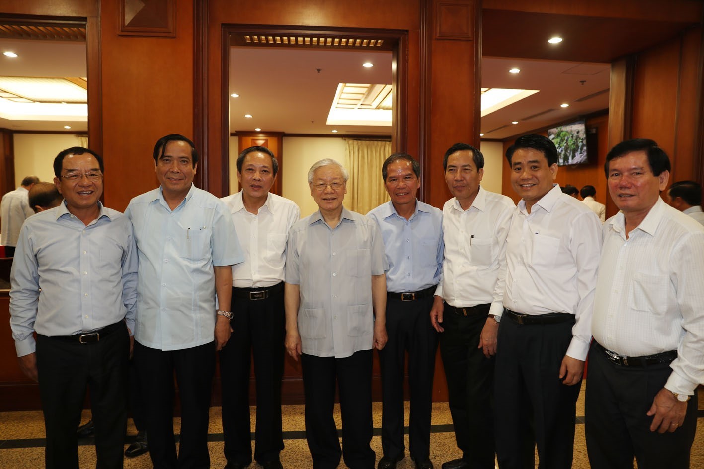 Đồng chí Tổng Bí thư Nguyễn Phú Trọng chụp ảnh lưu niệm cùng các đồng chí lãnh đạo Trung ương, địa phương.