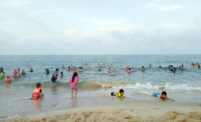 Vào mùa du lịch, mỗi ngày, các bãi biển TP.Đồng Hới đón hàng nghìn khách du lịch đến nghỉ ngơi, tắm biển.