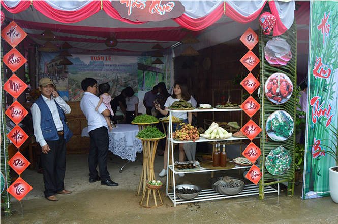 Vải tu hú được trưng bày tại gian hàng ẩm thực Hội Rằm tháng ba Minh Hóa 