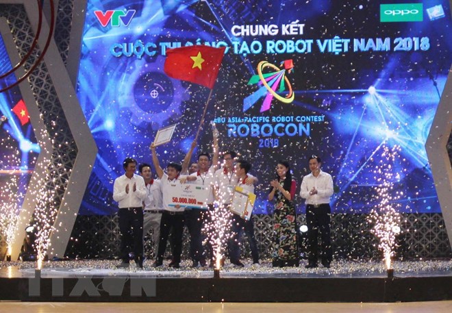 Ban tổ chức trao giải Nhất Robocon 2018 cho đội LH-ATM (Đại học Lạc Hồng). (Ảnh: Nguyễn Thảo/TTXVN)