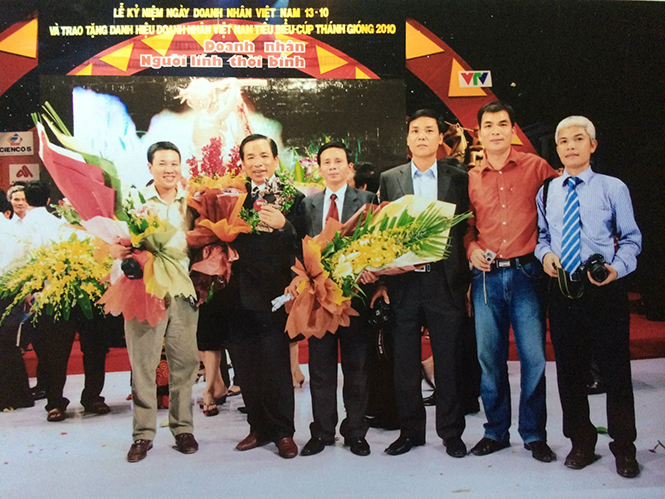 Ông Phan Văn Ngọc,Chủ tịch HĐQT, Tổng Giám đốc công ty Dược phẩm Quảng Bình nhận cúp Thánh Gióng