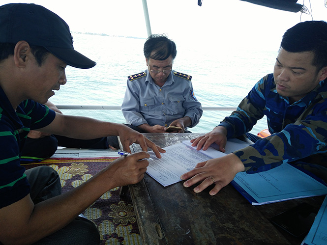 Các thuyền trưởng tàu cá vi phạm ký biên bản xử phạt của lực lượng chức năng về hành vi khai thác thủy sản sai tuyến