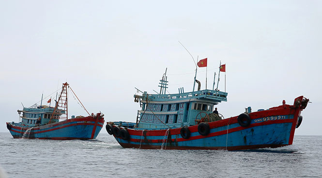 2 tàu cá công suất 540CV số hiệu QNg 92999TS và QNg 97929TS có hành vi khai thác thủy sản sai tuyến bị lực lượng Thanh tra Thủy sản bắt quả tang.