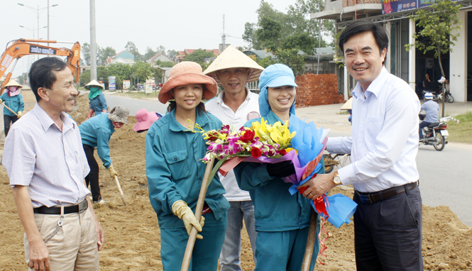Đồng chí Nguyễn Lương Bình, Chủ tịch LĐLĐ tỉnh thăm và tặng quà công nhân lao động.