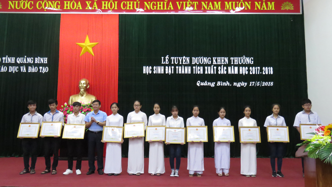 Đồng chí Trần Tiến Dũng, Tỉnh ủy viên, Phó Chủ tịch UBND tỉnh trao Bằng khen cho các em học sinh đạt giải nhất tại Kỳ thi chọn Học sinh giỏi cấp tỉnh. 