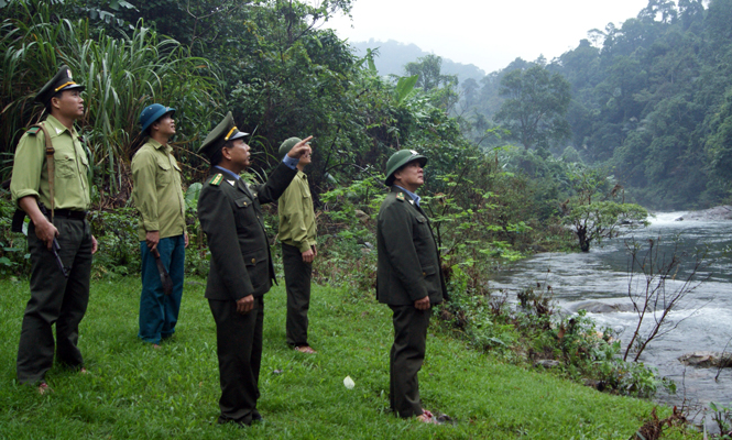 Các lực lượng chức năng phối hợp tuần, tra bảo vệ rừng ở những địa bàn trọng điểm.