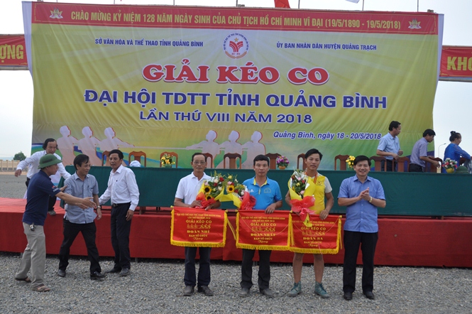 Ban tổ chức trao giải toàn đoàn cho các đội: giải nhất Quảng Ninh, giải nhì Quảng Trạch, giải ba Đồng Hới
