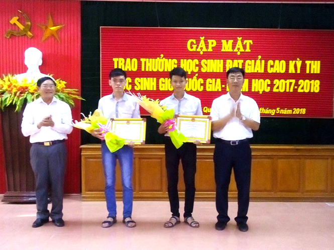 Đại diện lãnh đạo huyện Quảng Ninh trao thưởng cho các học sinh đạt giải quốc gia.