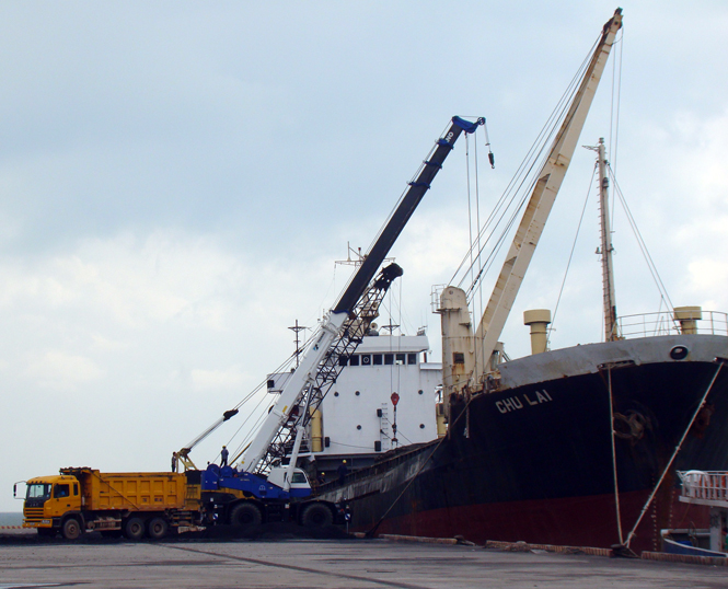 Các phương tiện đang bốc dỡ hàng hóa tại cảng Hòn La.