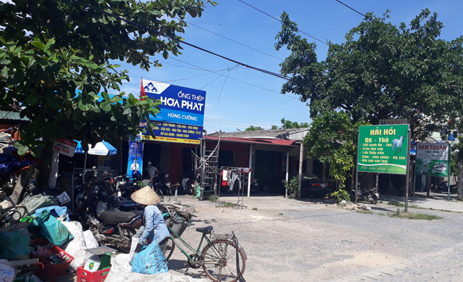 UBND xã Võ Ninh cho nhiều hộ gia đình thuê đất để làm quán kinh doanh không đúng quy định.