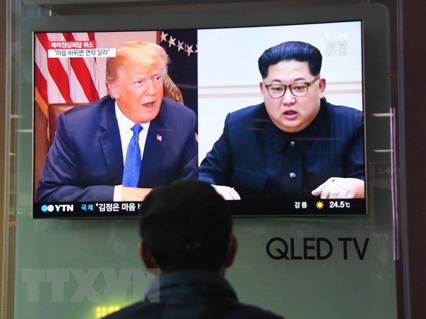 Người dân theo dõi truyền hình đưa tin về Tổng thống Mỹ Donald Trump (trái) và Nhà lãnh đạo Triều Tiên Kim Jong-un, tại nhà ga Seoul ngày 25-5. (Nguồn: AFP/ TTXVN)