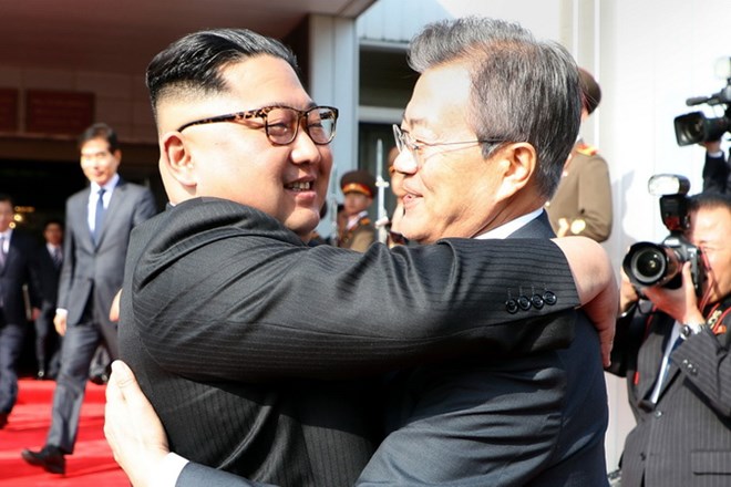 Tổng thống Hàn Quốc Moon Jae-in (phải) và nhà lãnh đạo Triều Tiên Kim Jong-un trong cuộc gặp bất ngờ tại làng đình chiến Panmunjom ngày 26-5. (Nguồn: AFP/TTXVN)