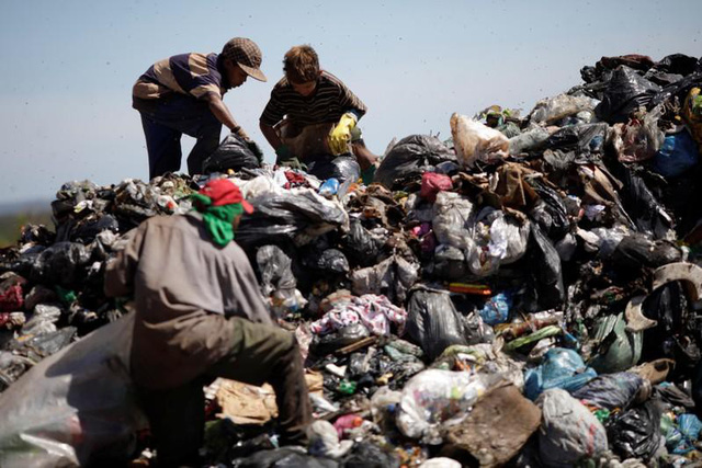 Rác thải nhựa tràn ngập nhiều nơi - Ảnh: REUTERS
