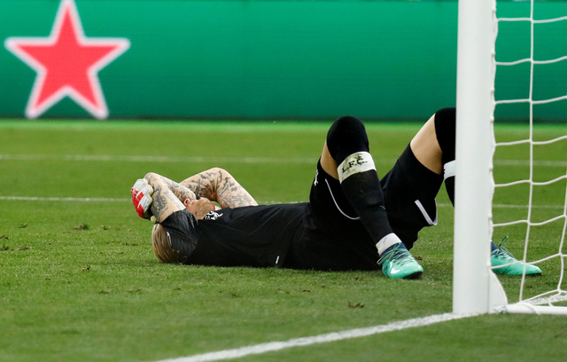 Thủ thành Karius gục xuống sân sau khi mắc sai lầm để Bale ghi bàn nâng tỉ số lên 3-1 - Ảnh: REUTERS