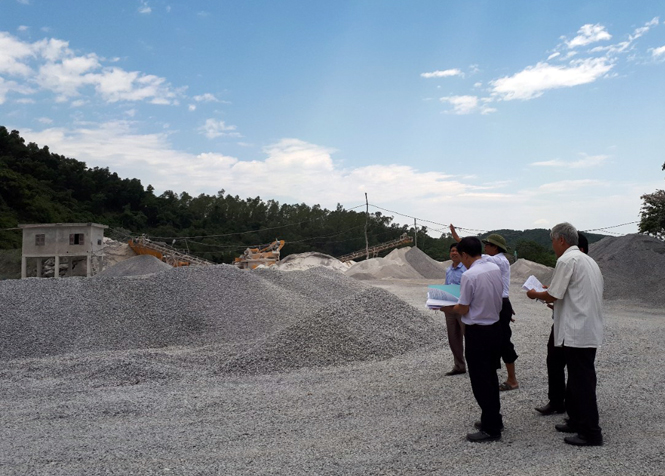 Lực lượng chức năng kiểm tra hoạt động sản xuất, khai thác khoáng sản tại các mỏ đá.