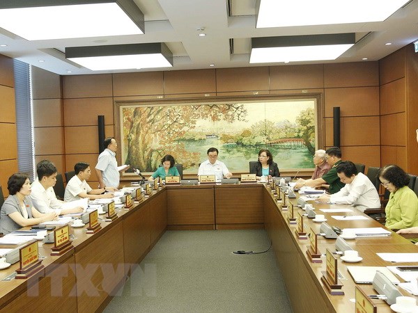 Đại biểu Quốc hội Thành phố Hà Nội thảo luận tại tổ. (Ảnh: Văn Điệp/TTXVN)