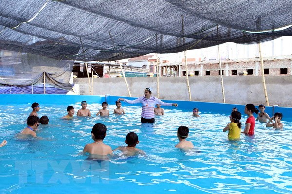 Một lớp dạy bơi cho các em học sinh. (Ảnh: Phạm Kiên/TTXVN)