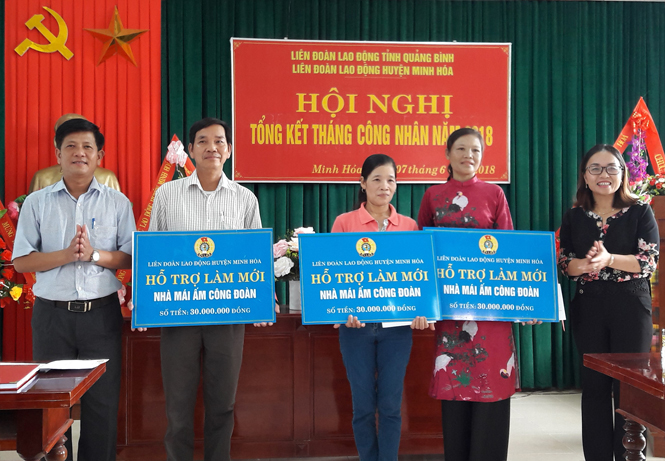 LĐLĐ huyện Minh Hóa: Trao 36 triệu đồng cho đoàn viên, người lao động