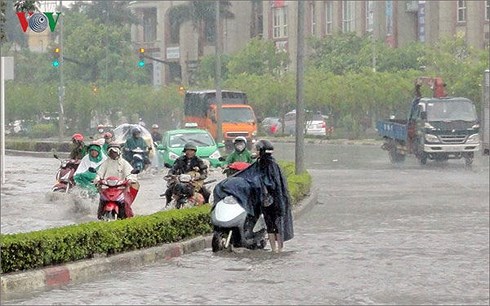 Thời tiết 26-6: Mưa lớn và dông, gió giật mạnh tại Hà Nội
