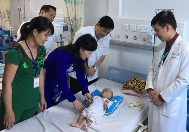 Bộ trưởng Bộ Y tế Nguyễn Thị Kim Tiến thăm bệnh nhi tại Bệnh viện Nhi Đồng TP - Ảnh: THÙY DƯƠNG