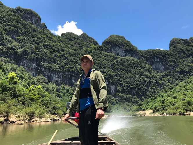 Nguyễn Thế Tùng, người lái thuyền trên sông Long Đại.