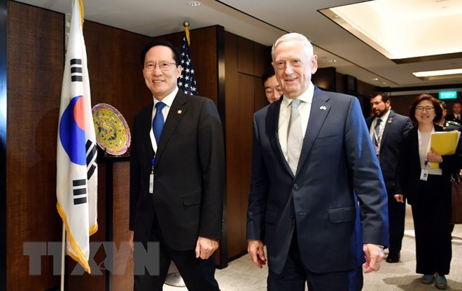 Bộ trưởng Quốc phòng Mỹ Jim Mattis (phải) và Bộ trưởng Quốc phòng Hàn Quốc Song Young-moo (trái) tại Hội nghị ở Singapore ngày 2-6. (Nguồn: YONHAP/TTXVN)