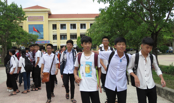 Các thí sinh phấn khởi hoàn thành kỳ thi Tuyển sinh vào Trường THPT chuyên Võ Nguyên Giáp năm học 2018-2019.