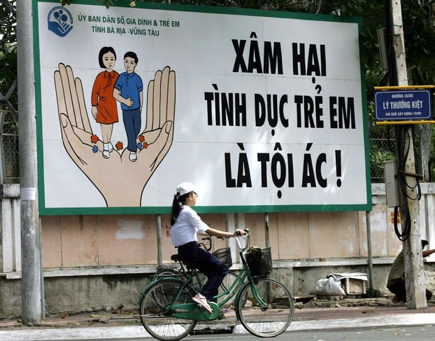 Pano giúp người dân nhận thức về Xâm hại tình dục trẻ em ở tỉnh Bà Rịa-Vũng Tàu. (Nguồn: AFP)