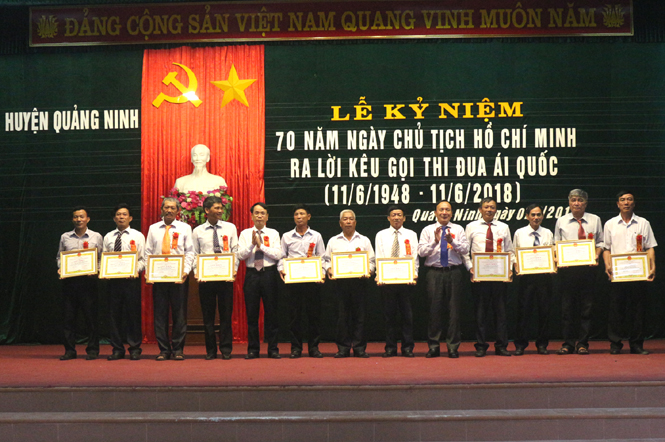 Đồng chí Trần Hải Châu, Trưởng ban Nội chính Tỉnh ủy và lãnh đạo huyện Quảng Ninh trao bằng khen cho các tập thể điển hình.