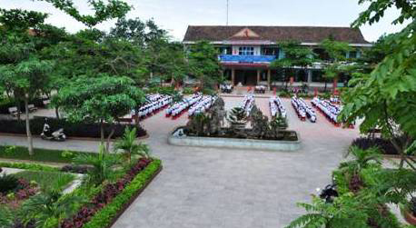 Ngôi trường bên dòng Kiến Giang.  